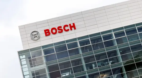 Le bâtiment de Bosch, qui fabrique la marque Bosch, avec son logo rouge vif sur fond blanc et ses grandes fenêtres.