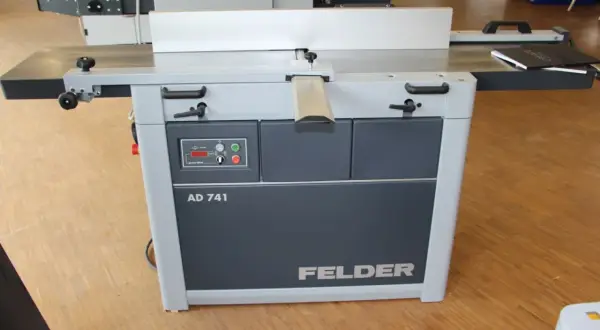 Raboteuse Felder AD 741, machine à bois professionnelle pour un travail de précision.