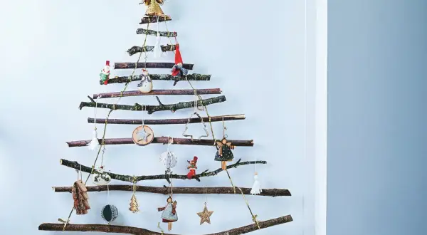 Arbre de Noël mural en branches, une charmante deco de noel en bois fait maison, orné de petites figurines et d'étoiles.
