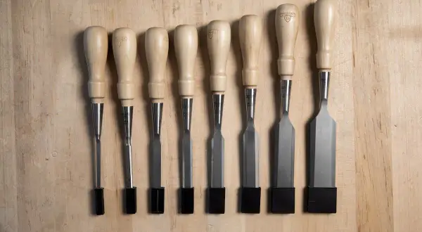 Ensemble de ciseaux à bois de qualité, un indispensable pour tout **matériel d'ébéniste**. Ces outils de précision sont prêts à façonner le bois.
