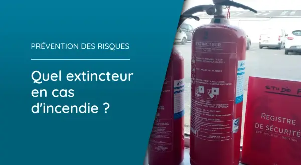 Deux extincteurs rouges sont visibles, avec des instructions d'utilisation.