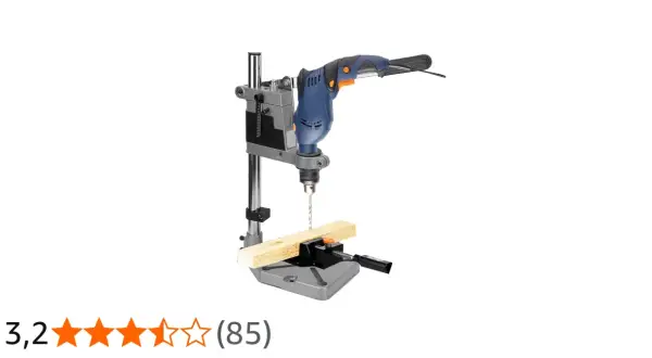 Perceuse fixée sur un support d'établi, prête à percer une pièce de bois.
