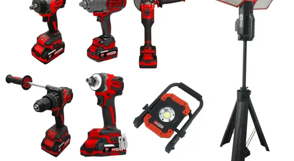 Ensemble d'outils électroportatifs KS Tools : visseuses à choc, meuleuse, perceuse, projecteur sur trépied. L'origine de la qualité professionnelle.