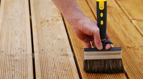 Maintenir votre terrasse en bois : quand appliquer saturateur terrasse bois pour la protéger.