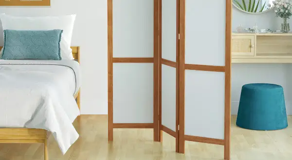 Un paravent en bois et tissu blanc, parfait pour fabriquer un coin intime dans une chambre.