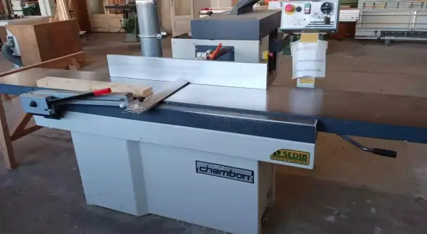 Une machine à bois Chambon, prête à travailler le bois avec précision.