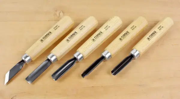 Ensemble de cinq gouges Narex, un outil de sculpteur essentiel pour le travail du bois.