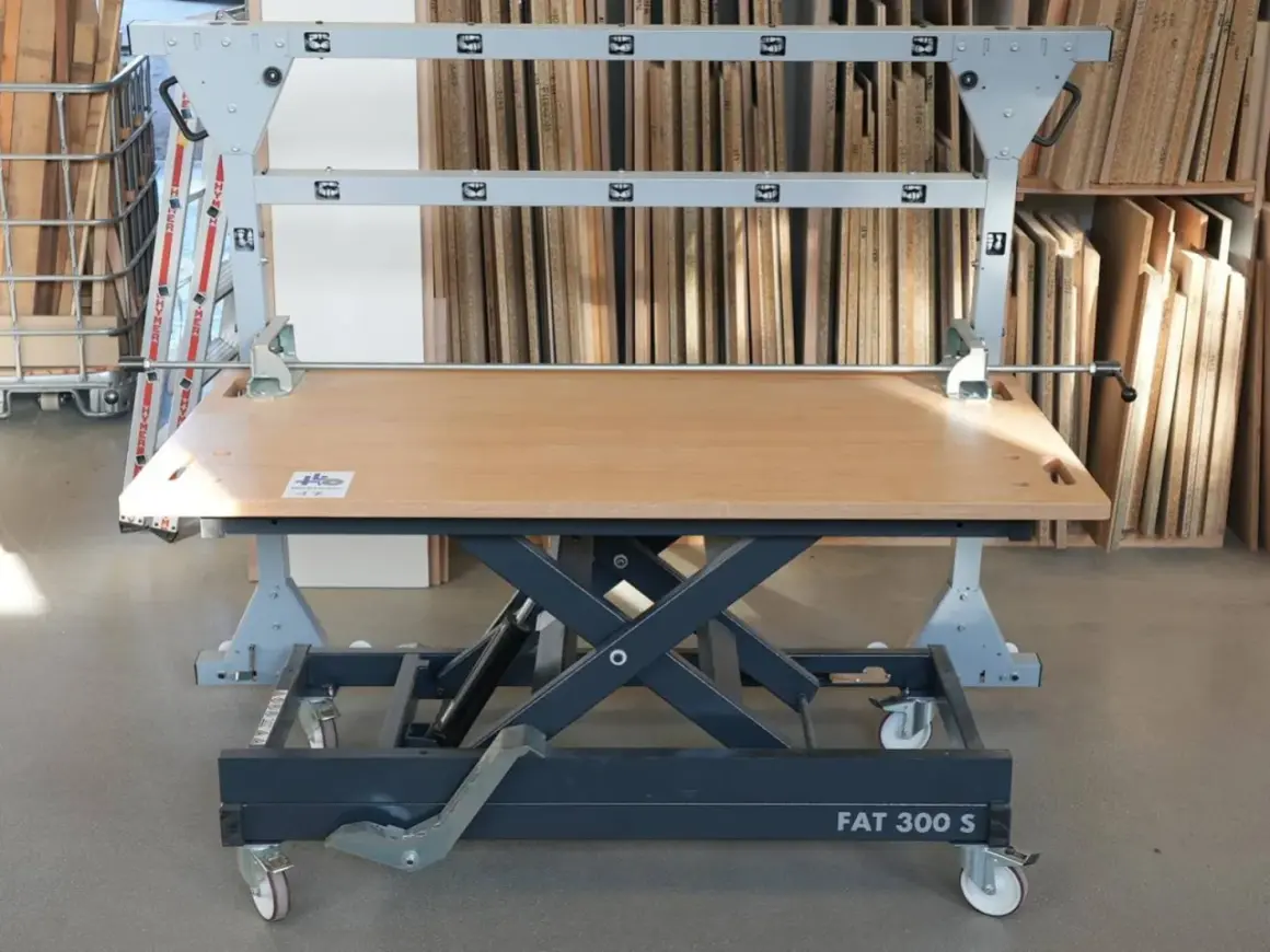Table élèvatrice Felder FAT 300 S, idéale pour manipuler de grandes pièces de bois.