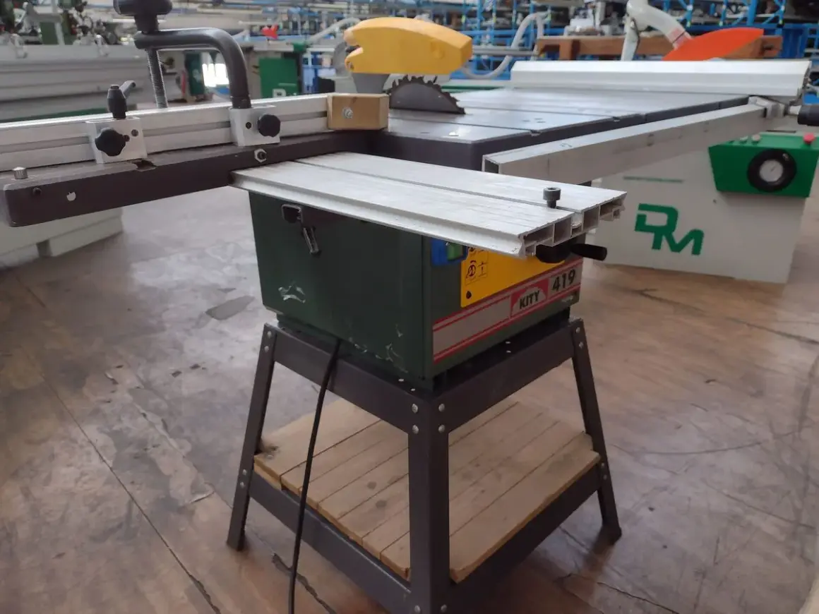 Scie Kity 419, une machine à bois robuste, prête à découper avec précision.