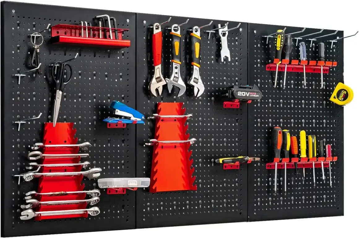 Panneau porte outils fait maison, organisé avec clés, tournevis, ciseaux, agrafeuse, mètre et batterie. Un rangement pratique pour votre atelier.