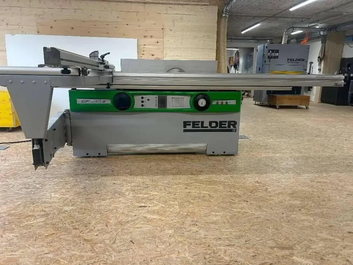 Un combiné Felder CF 700 S, machine à bois professionnelle, prêt pour des coupes précises.