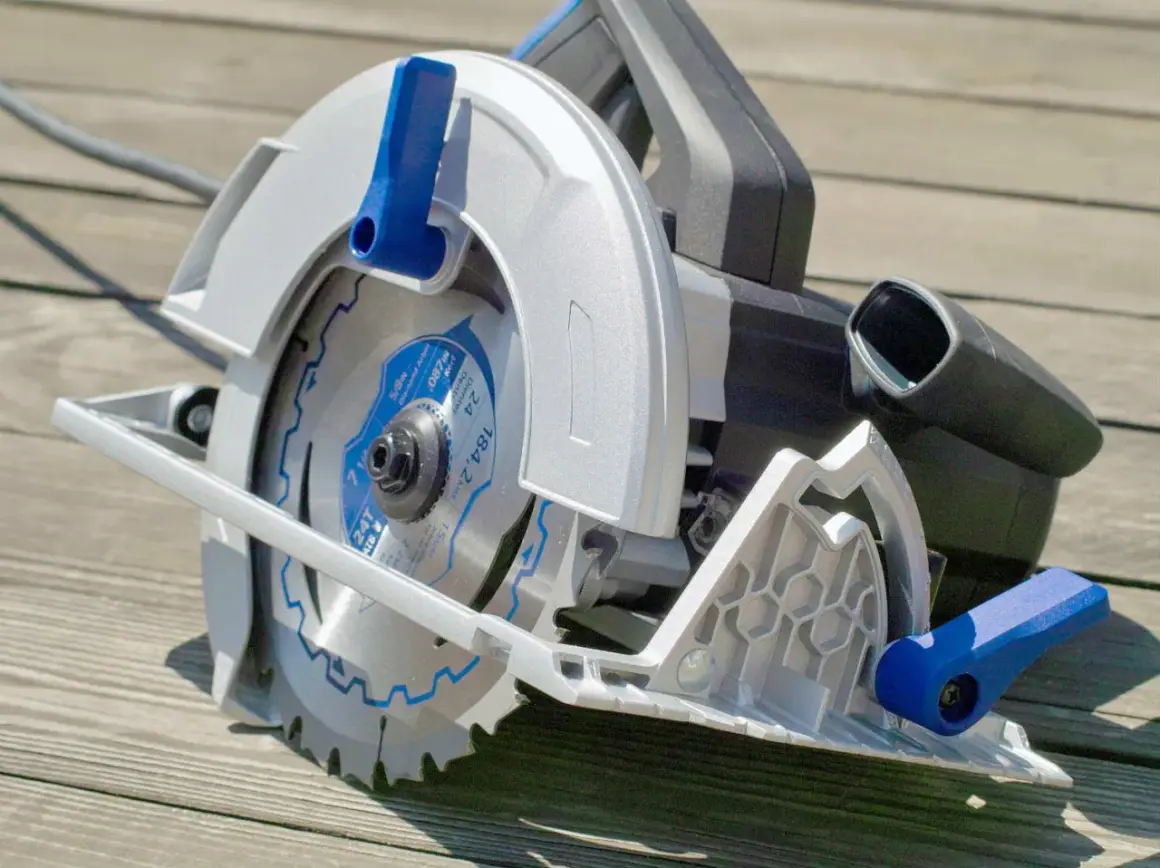 Une scie circulaire argentée et bleue, prête à l'emploi. Idéale pour choisir votre nouvel outil de bricolage.