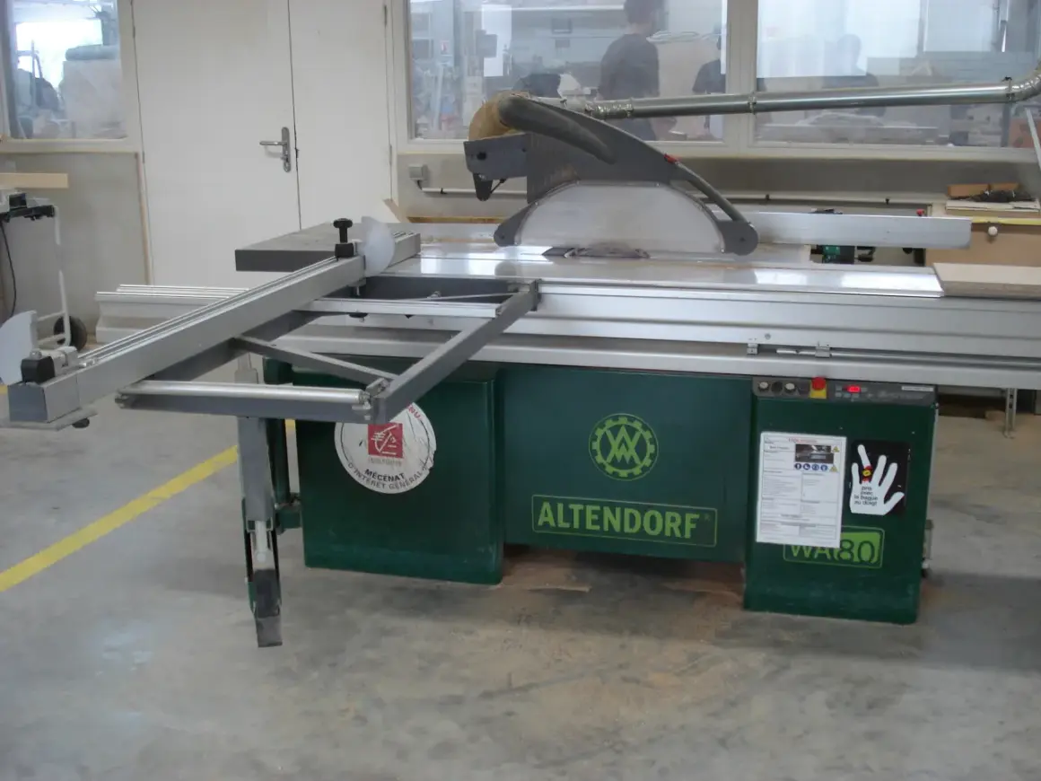 Scie circulaire Altendorf WA80 prête pour une coupe à 45°. La lame est visible sous le carter de protection.