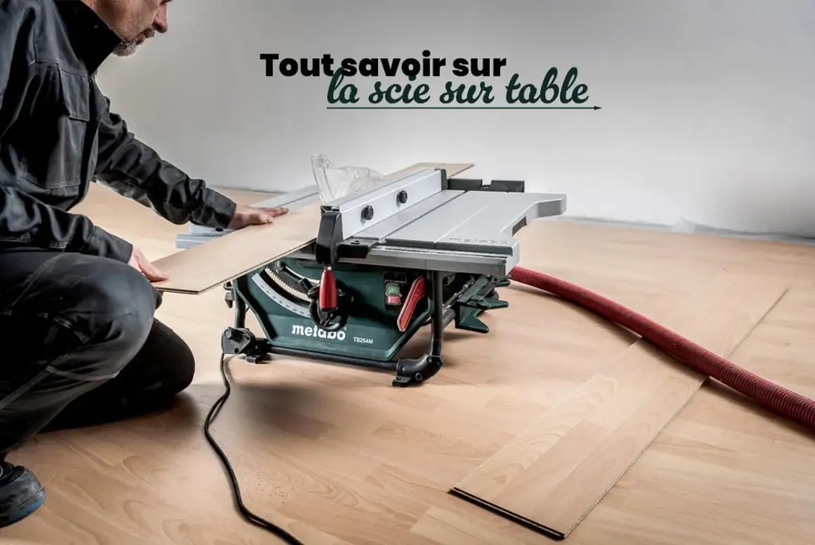 Un homme utilise une scie sur table pour découper une lame de parquet. Le texte "Tout savoir sur la scie sur table" est visible.