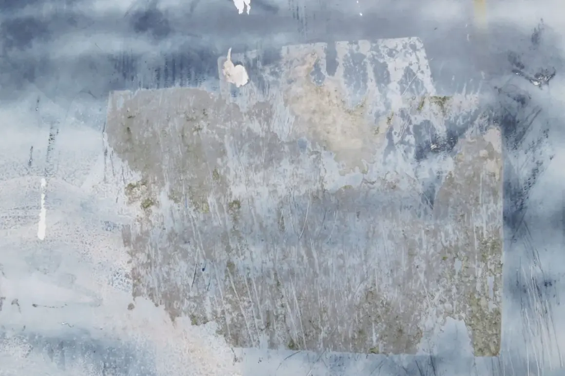 Surface texturée, décolorée, avec des traces de colle sèche. Un défi pour savoir comment enlever de la colle sèche sans abîmer le support.