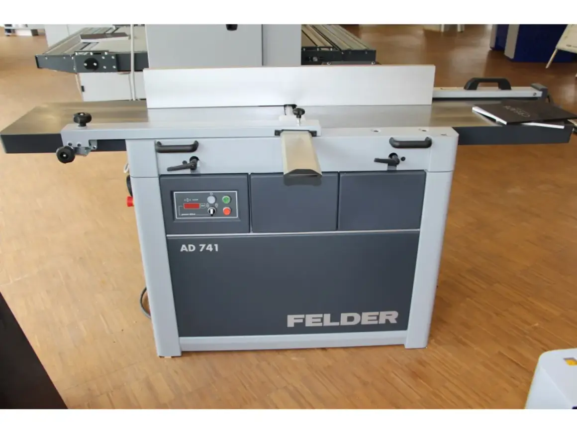 Raboteuse Felder AD 741, machine à bois professionnelle pour un travail de précision.