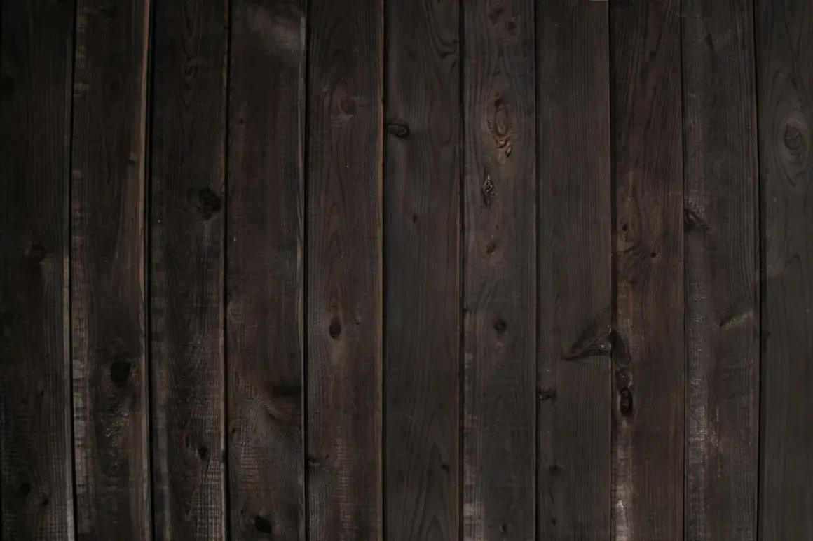 Planches de bois sombre, aspect vieilli, parfait pour noircir du bois et créer une ambiance rustique.