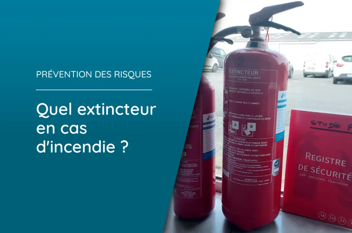 Deux extincteurs rouges sont visibles, avec des instructions d'utilisation.