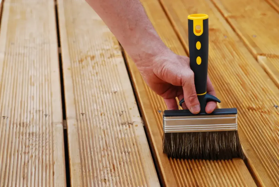 Maintenir votre terrasse en bois : quand appliquer saturateur terrasse bois pour la protéger.
