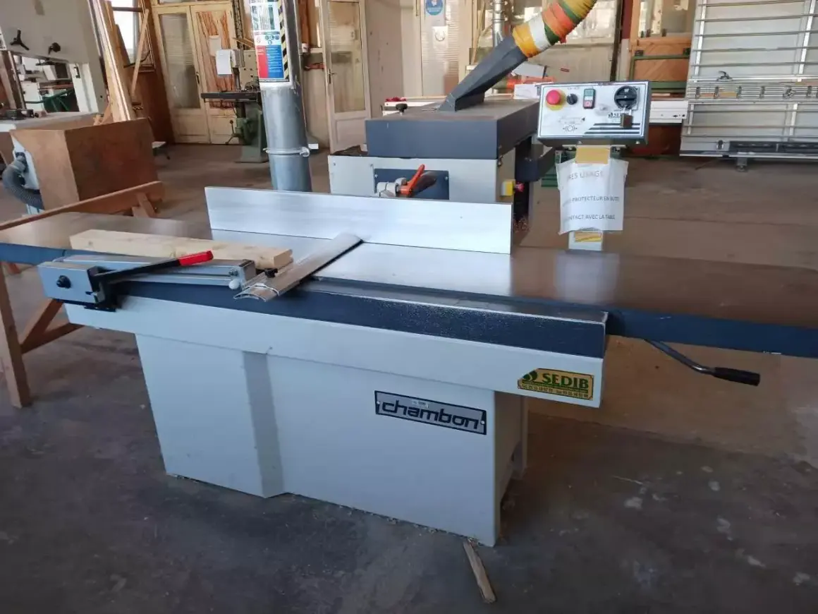 Une machine à bois Chambon, prête à travailler le bois avec précision.