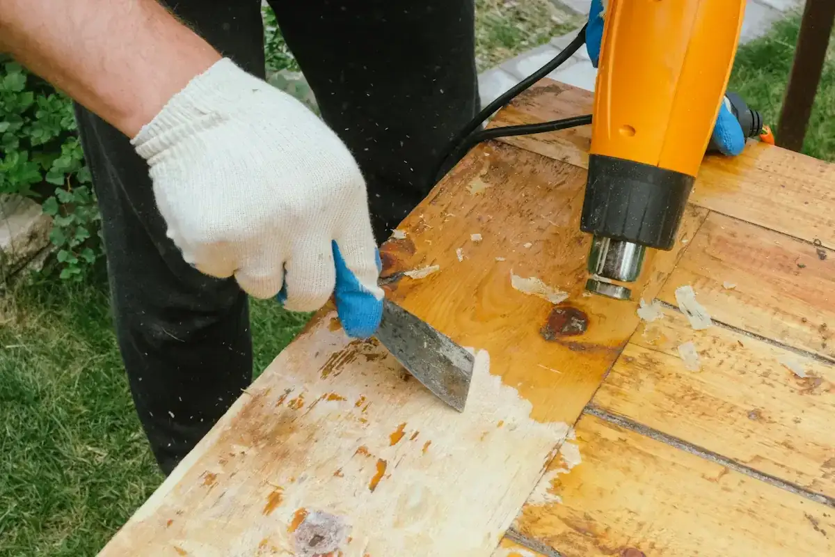 Comment enlever de la colle sur un meuble en bois sans l'abîmer ?
