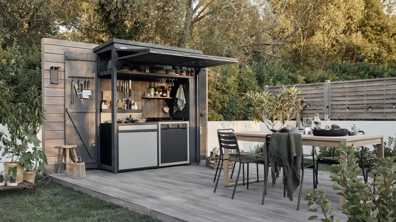 Une cuisine d'&eacute;t&eacute; fait maison, fonctionnelle et &eacute;l&eacute;gante, avec un espace repas ext&eacute;rieur invitant.