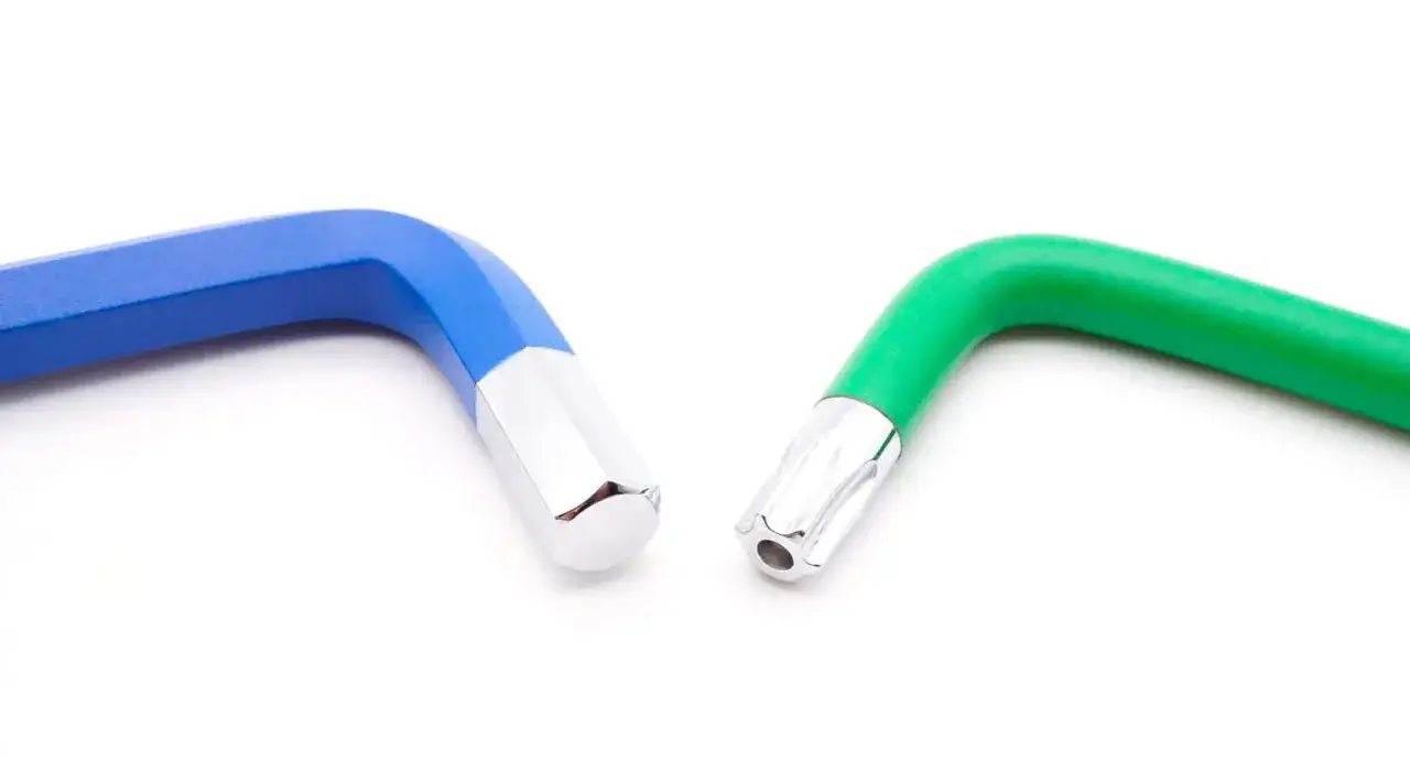 Cl&eacute;s Allen bleue et Torx verte sur fond blanc, illustrant la diff&eacute;rence cl&eacute; allen et torx.