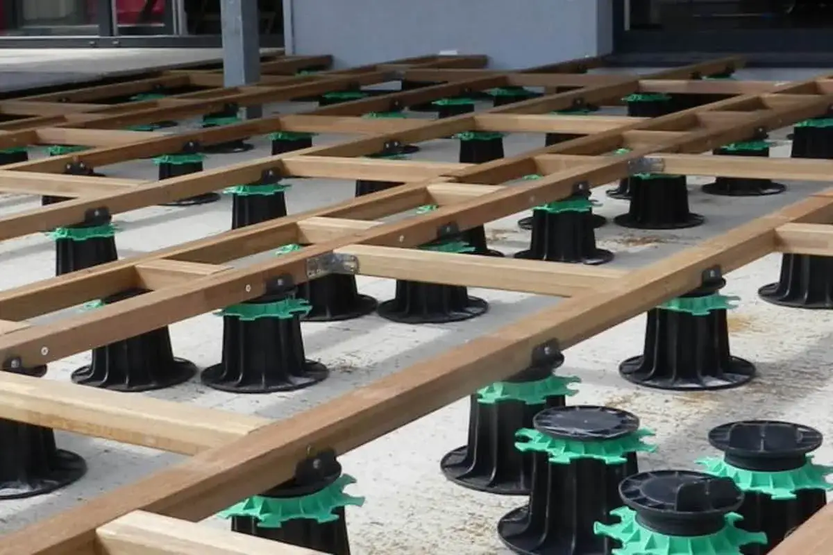 Structure en bois pour terrasse sur plots r&eacute;glables. Une &eacute;tape cl&eacute; pour savoir comment visser lame terrasse bois.
