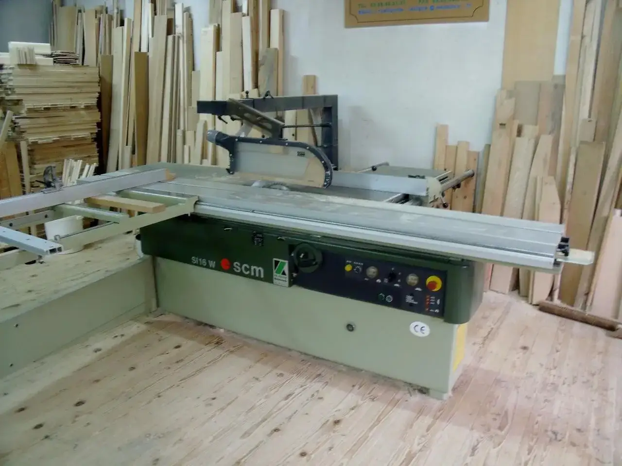 Une scie circulaire SCM SI16W, un outil essentiel pour tout menuisier, est prête à découper le bois.