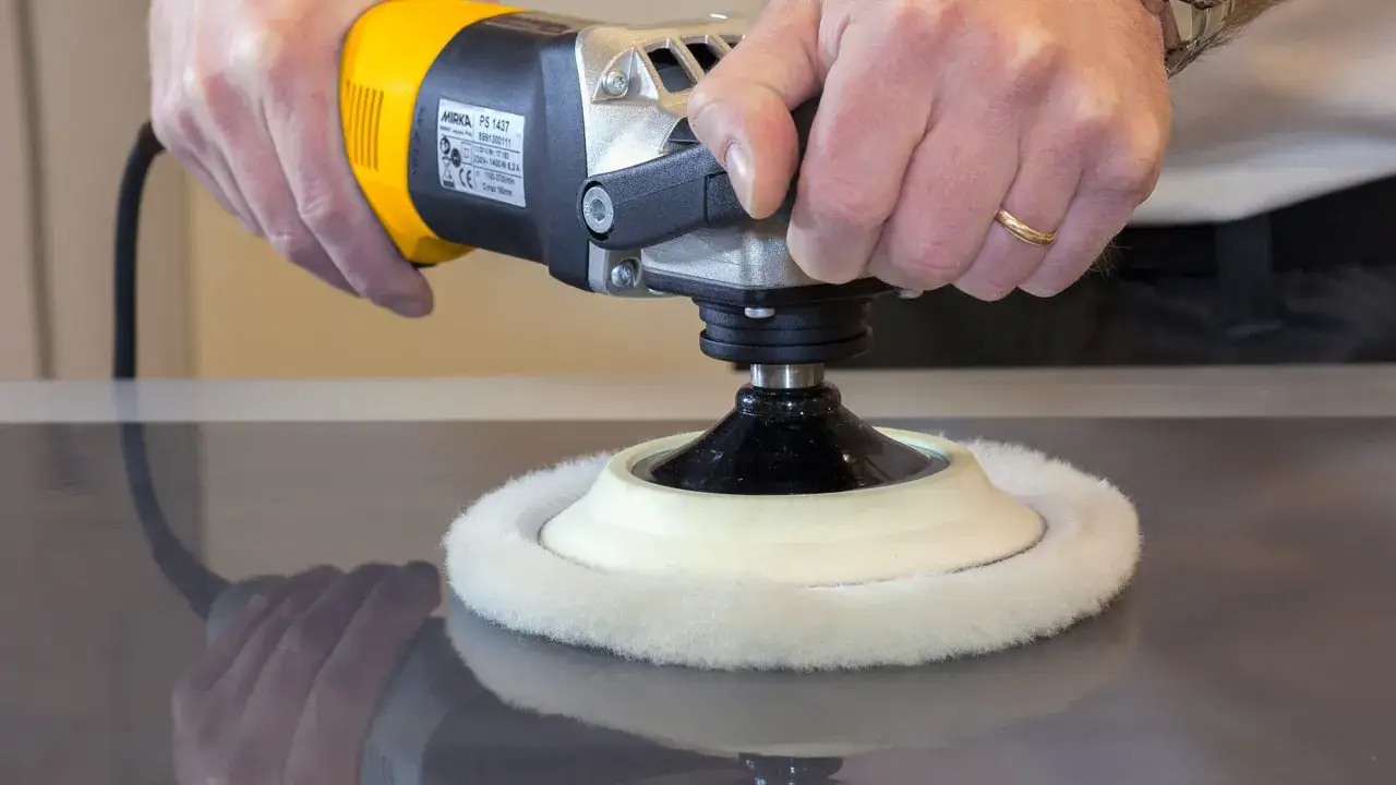 Polissage d'une surface avec une lustreuse, r&eacute;v&eacute;lant la beaut&eacute; du bois blanchi.
