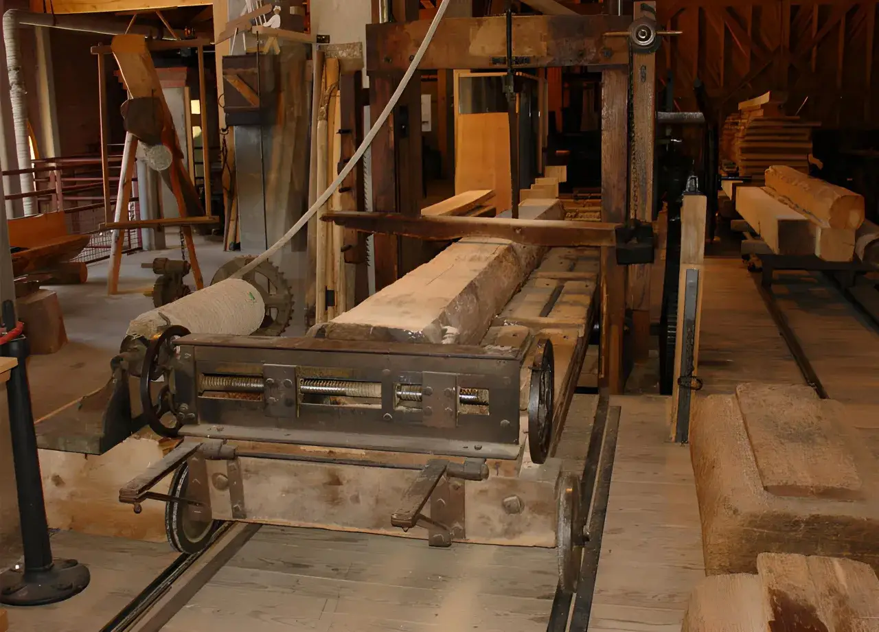 Scie circulaire d'atelier, capable d'une hauteur de coupe de 200 mm, prête à transformer de gros troncs en planches.