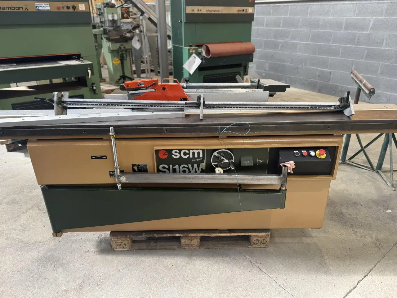 Scie format SCM SI16W, une scie format occasion en parfait état, prête pour de nouveaux projets.