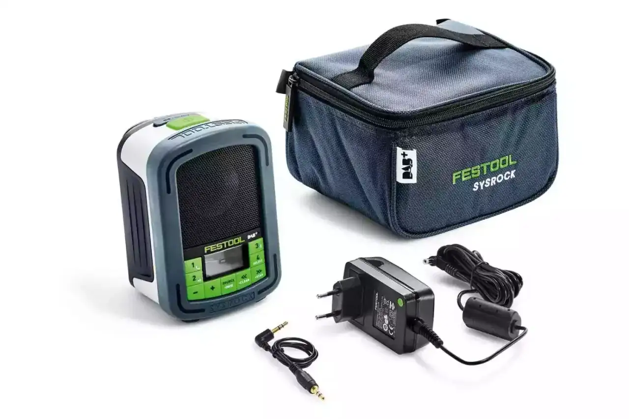 Le radio de chantier Festool Sysrock, avec son sac de transport et son chargeur, est pr&ecirc;t pour animer vos journ&eacute;es de travail.