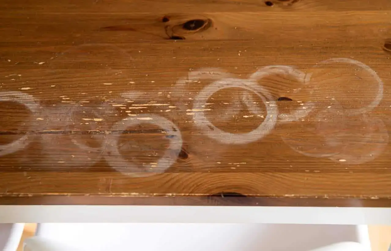 Taches blanches sur une table en bois. Apprenez comment nettoyer une table en bois pour enlever ces marques disgracieuses.