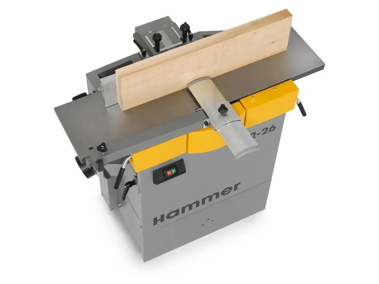 Rabot d&eacute;gau Hammer pr&ecirc;t &agrave; aplanir une planche de bois.