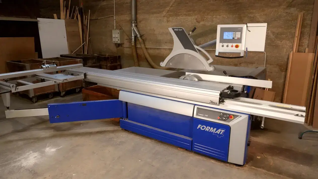 Une scie format 550, machine de découpe professionnelle, prête à transformer le bois dans un atelier.