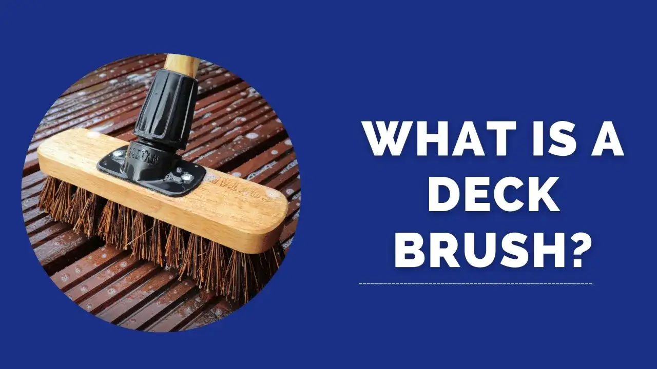 Brosse pour le nettoyage terrasse bois, avec des poils naturels sur des lattes en bois mouillées et savonneuses.