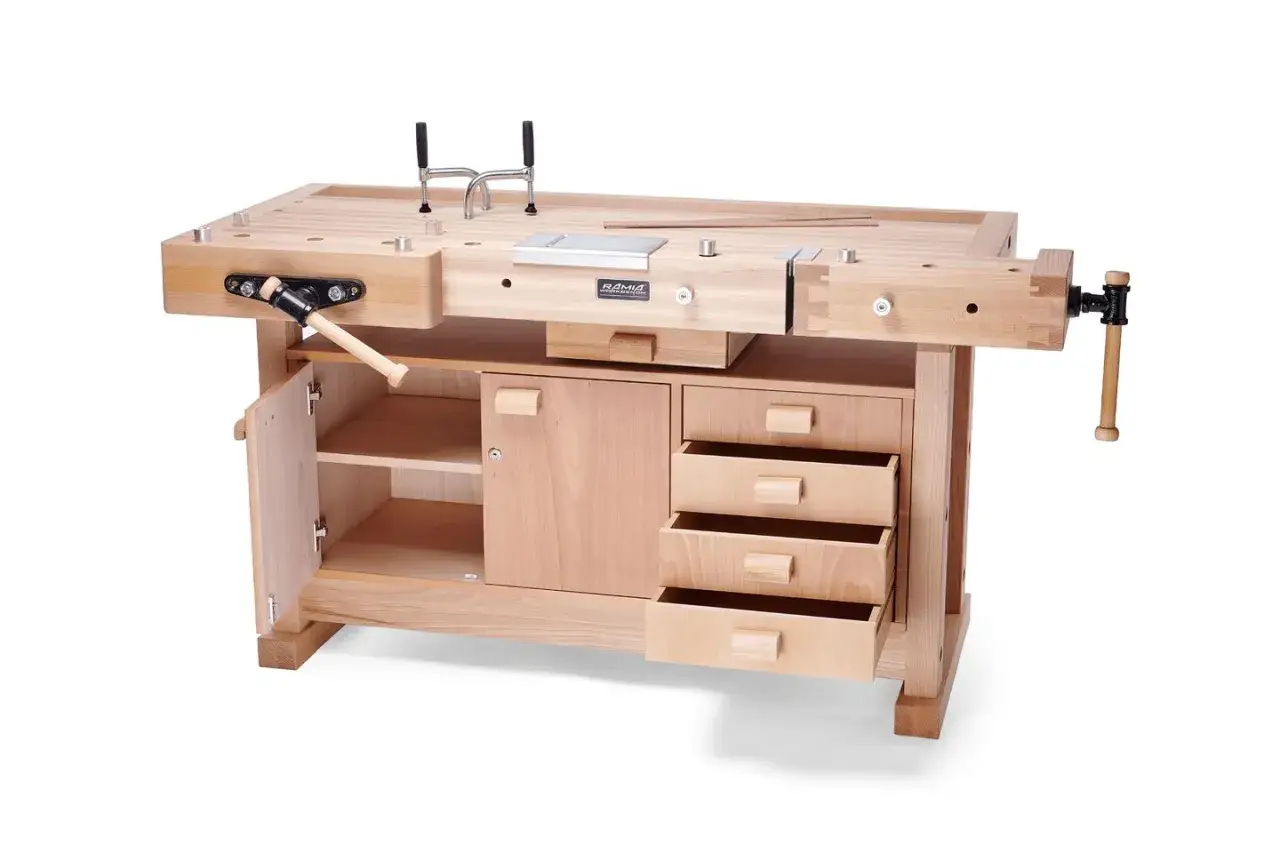 Un bel &eacute;tabli en bois, pr&ecirc;t &agrave; vous aider &agrave; faire un &eacute;tabli en bois. Il est &eacute;quip&eacute; d'un &eacute;tau, de tiroirs et d'une porte.