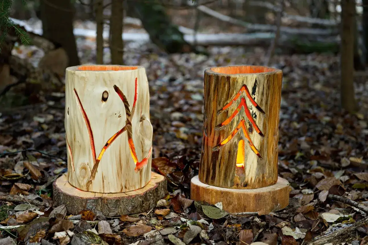 Deux lanternes en bois sculpt&eacute;, une avec des motifs abstraits, l'autre en forme de sapin. Parfaites pour une d&eacute;coration de jardin &agrave; fabriquer en bois.