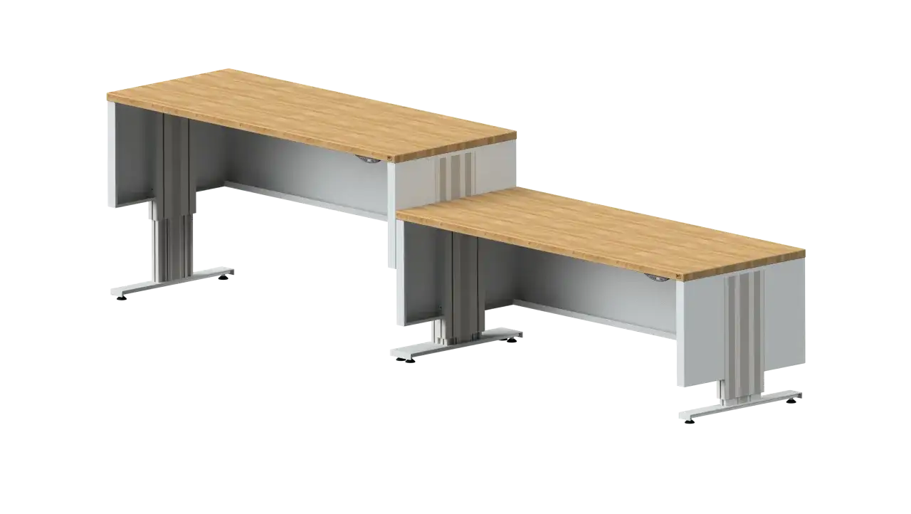 Deux &eacute;tablis modulables en bois et m&eacute;tal, r&eacute;glables en hauteur, pour un espace de travail optimis&eacute;.