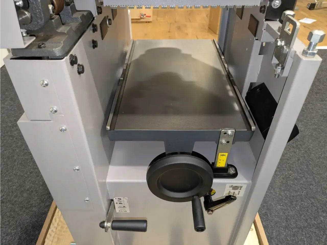 Détail d'une machine à bois, possiblement un dégauchisseuse-raboteuse. Le prix du hammer a3 31 est à découvrir.