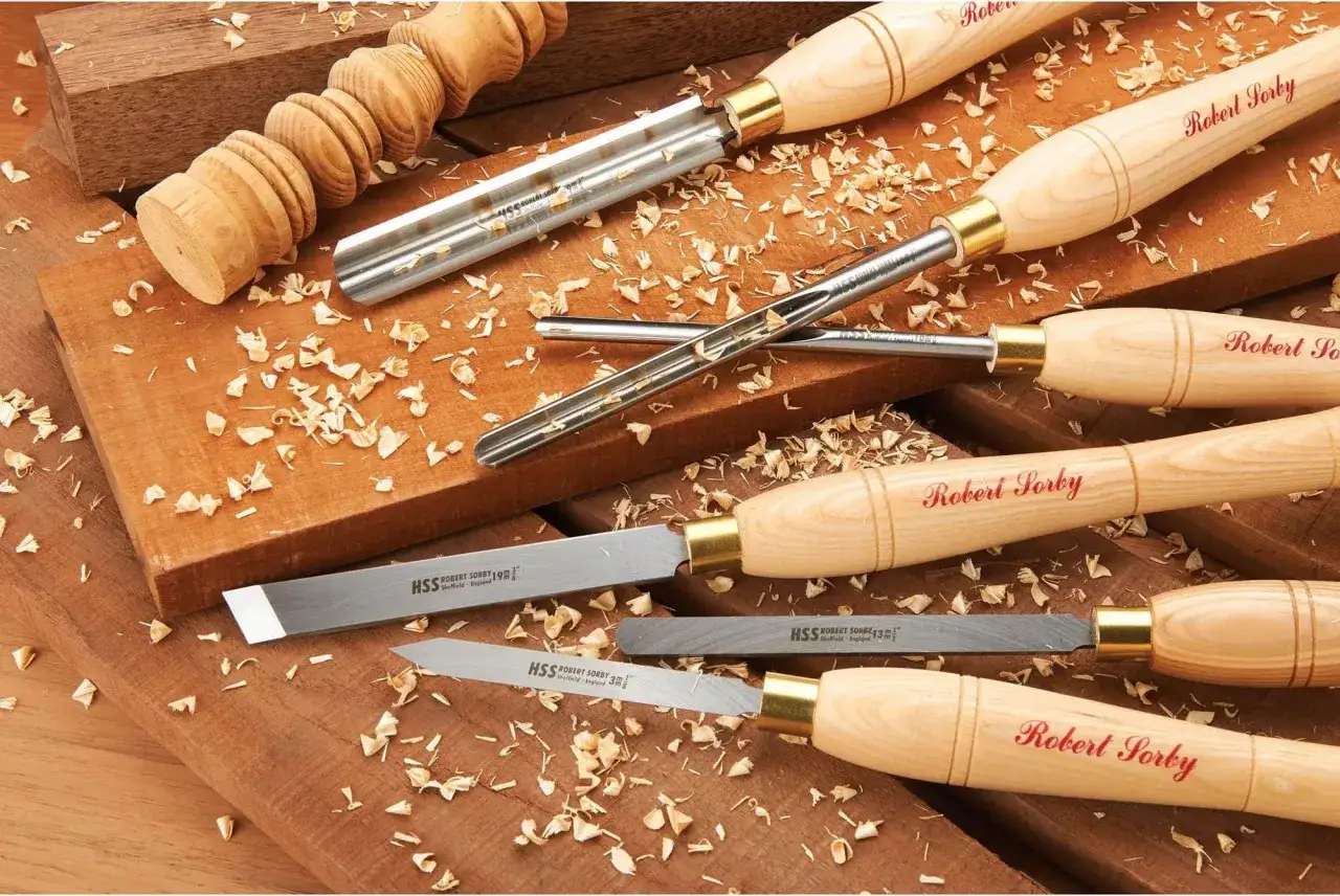 Ensemble d'outils de tournage sur bois, avec des gouges et des ciseaux à bois, prêts pour la sculpture bois.