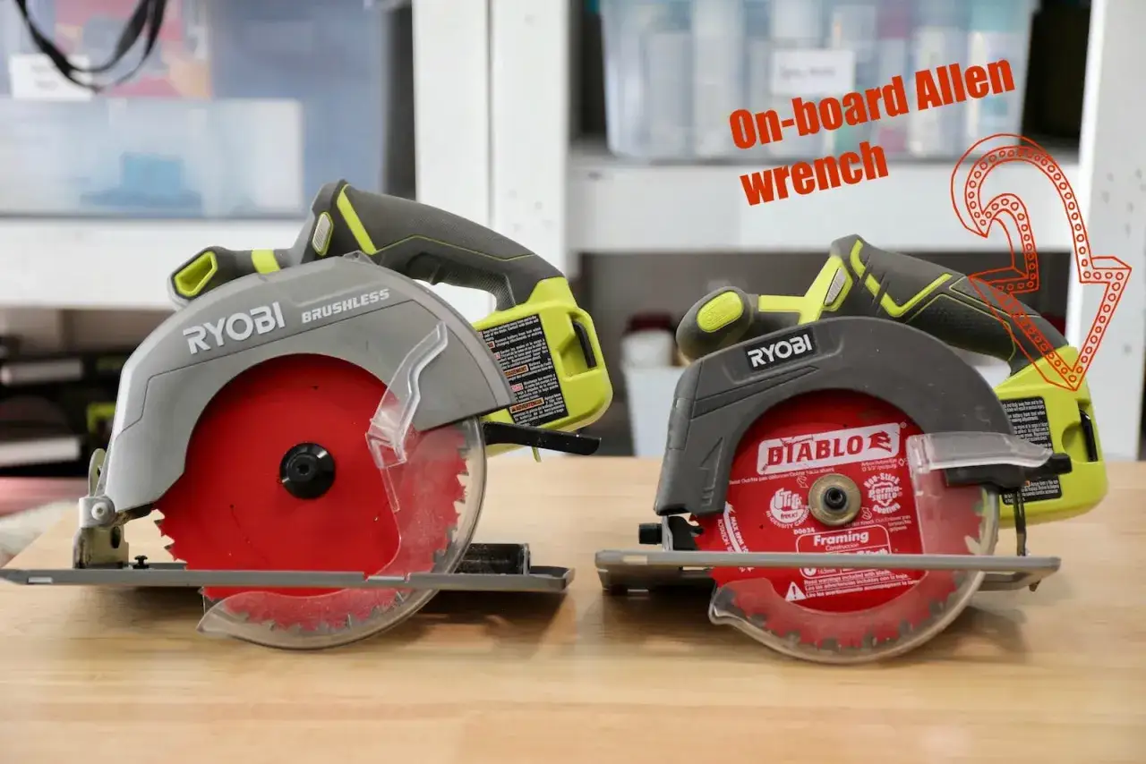 Deux scies circulaires, une Ryobi et une Diablo, côte à côte. Le sens de rotation de la lame de scie circulaire est indiqué par une flèche rouge.