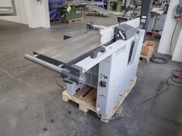 Détail d'une dégauchisseuse Felder AD 941, machine d'atelier pour le travail du bois, sur palette en bois.