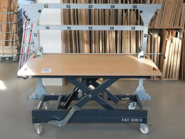 Table élèvatrice Felder FAT 300 S, idéale pour manipuler de grandes pièces de bois.