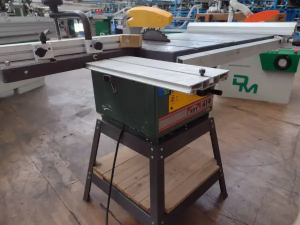 Scie Kity 419, une machine à bois robuste, prête à découper avec précision.