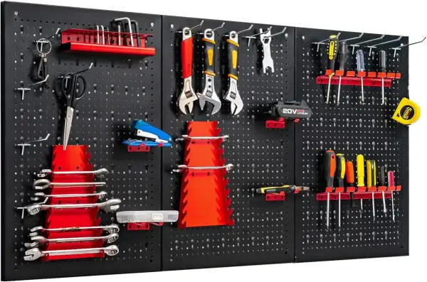 Panneau porte outils fait maison, organisé avec clés, tournevis, ciseaux, agrafeuse, mètre et batterie. Un rangement pratique pour votre atelier.
