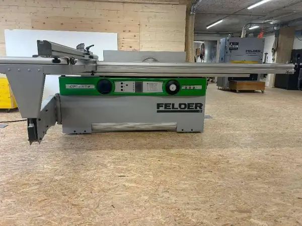 Un combiné Felder CF 700 S, machine à bois professionnelle, prêt pour des coupes précises.