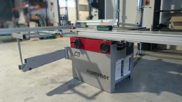 Une scie circulaire de menuiserie Hammer C3 31, prête pour des coupes précises dans un atelier.