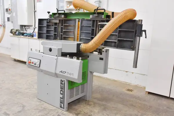 Machine à bois FELDER AD 741, avec ses tuyaux d'aspiration orange, prête à transformer le bois.